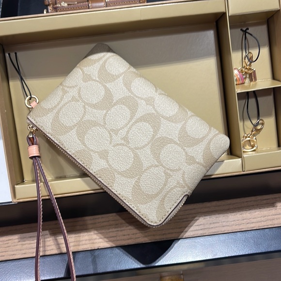 Coach Boxed Corner Zip Wristlet In Signature Canvas
Gold/Light Khaki/Faded Blush - Picture 10 of 16